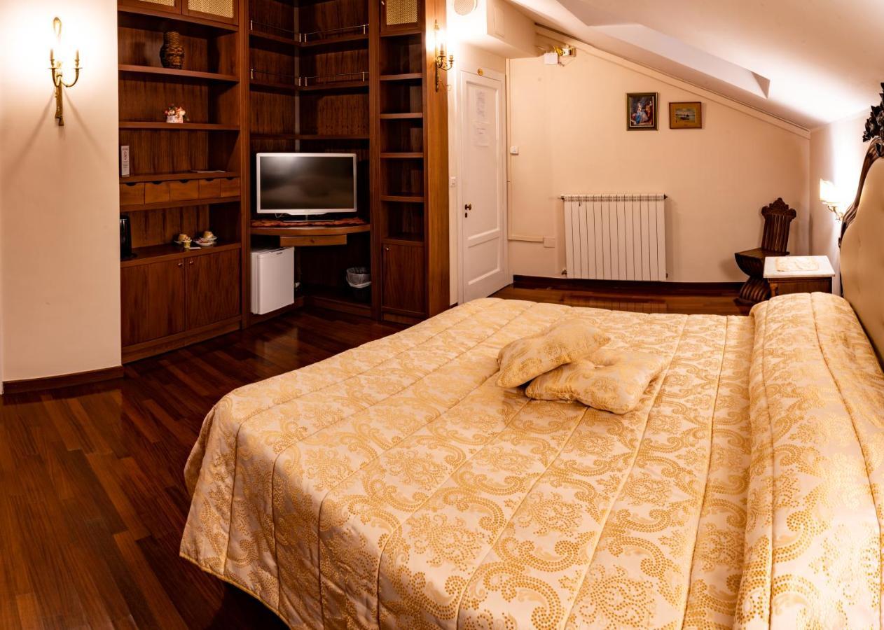 Real Borbone Bed and Breakfast Caserta Exteriör bild